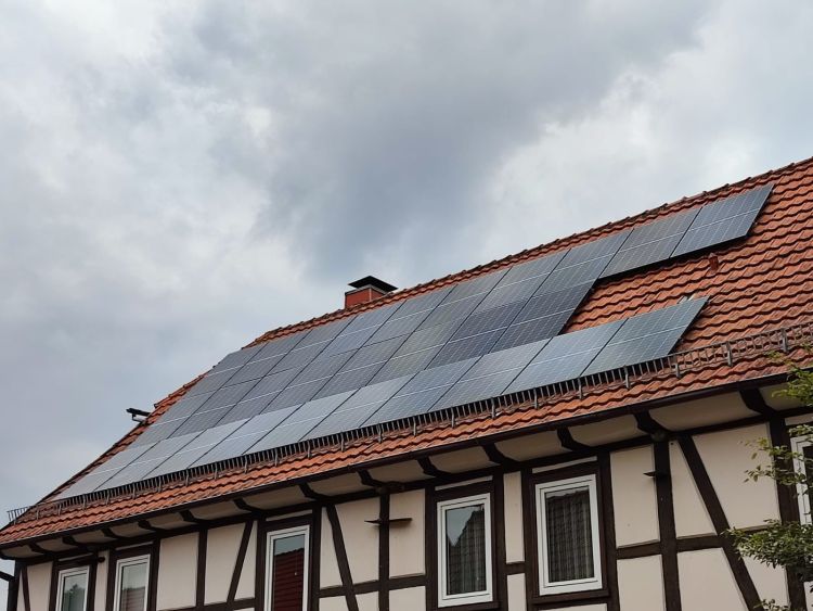 Eine moderne Solaranlage kann Strom sparen. Sei es ein Fachwerkhaus oder auch ein Gewerbegebäude, die Möglichkeiten einer Photovoltaikanlage sind vielfältig.