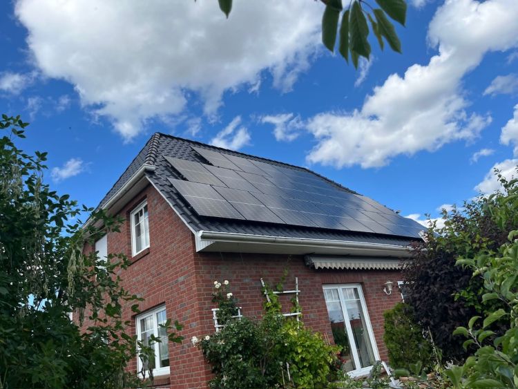 Eine moderne Solaranlage auf dem Steildach eines Einfamilienhauses in Darmstadt spart Energiekosten und ist gut für den Klimaschutz.
