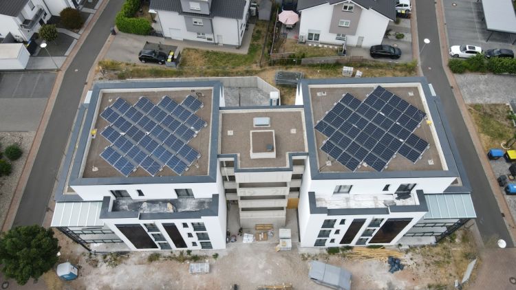 Eine moderne Photovoltaik Anlage kann auch auf dem Flachdach einer Wohnhauses in Darmstadt installiert werden. One Eco Solutions ist der professionelle Ansprechpartner für Solaranlagen in Darmstadt.