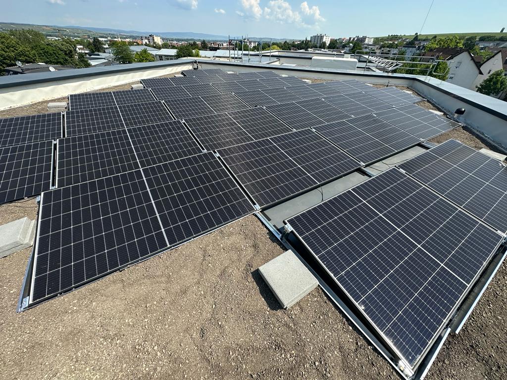 Eine moderne Photovoltaikanlage kann auch für Gewerbebetriebe stromsparend sein. One Eco Solutions in Langen berät Unternehmen fachmännisch und unterstützt beim Strom sparen.